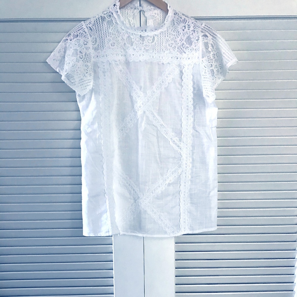 Brand Unknown. Crochet & Lace Short Sleeve Tee.